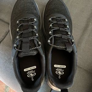 Men’s black Athletic memory foam shoes, size 9. NWT